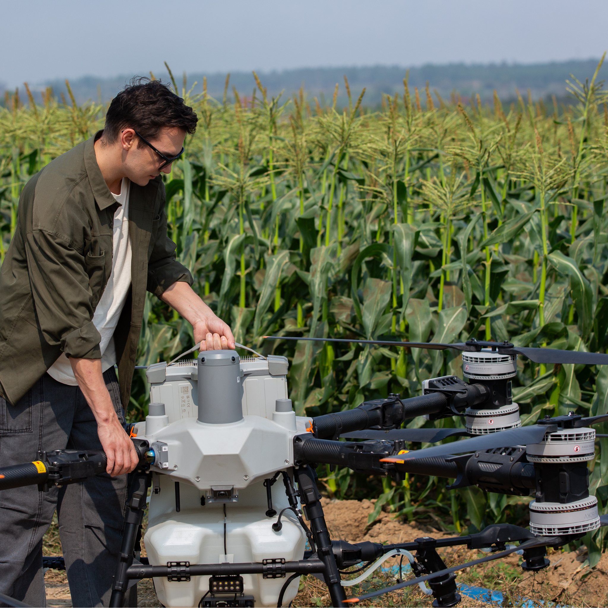 Drohnenpilot beim einsetzen des Akkus